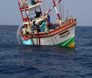 ජාත්‍යන්තර මුහුදේදී අනතුරට පත් ධීවරයින් 4ක් නිරුපද්‍රිතයි; බේරා ගැනීමේ මෙහෙයුම් ක්‍රියාත්මකයි